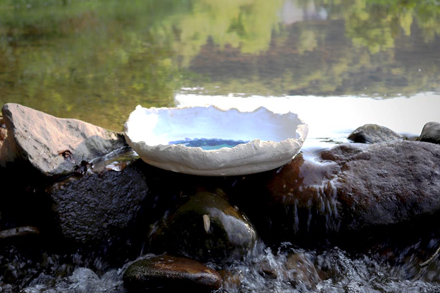 Biała Muszla Morska: Umywalka Ceramiczna z Nutką Turkusu