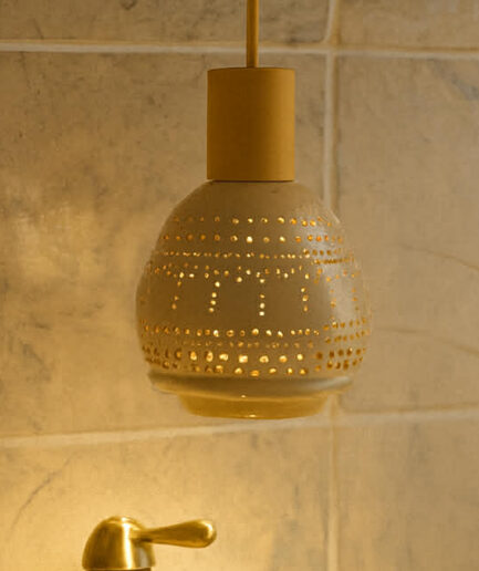 Ręcznie wykonana ceramiczna lampa planetarium – wyjątkowe oświetlenie z motywem kosmicznym, idealne do wnętrz pełnych magii i inspiracji