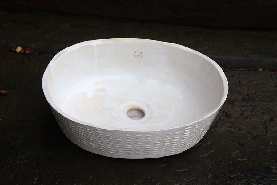 Ręcznie wykonana ceramiczna umywalka w całości w białym wykończeniu to połączenie elegancji i artystycznego rzemiosła. Ręcznie wykonana ceramiczna umywalka w całości w białym wykończeniu to połączenie elegancji i artystycznego rzemiosła.