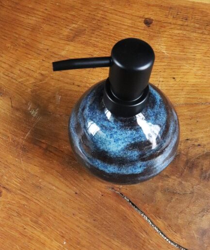 Każda sztuka jest ręcznie formowana i szkliwiona, co czyni ją jedyną w swoim rodzaju – jak chmury, które nigdy nie wyglądają tak samo.