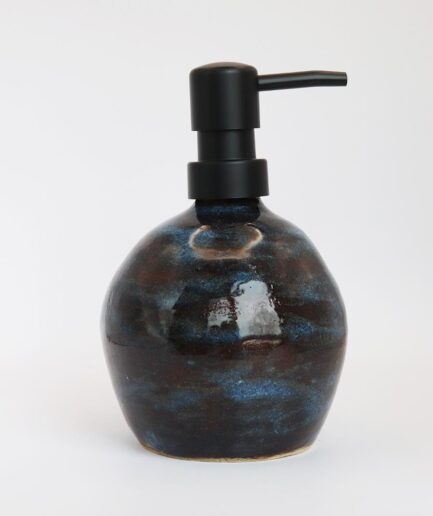 Dozownik na mydło - Każda sztuka jest ręcznie formowana i szkliwiona, co czyni ją jedyną w swoim rodzaju – jak chmury, które nigdy nie wyglądają tak samo.