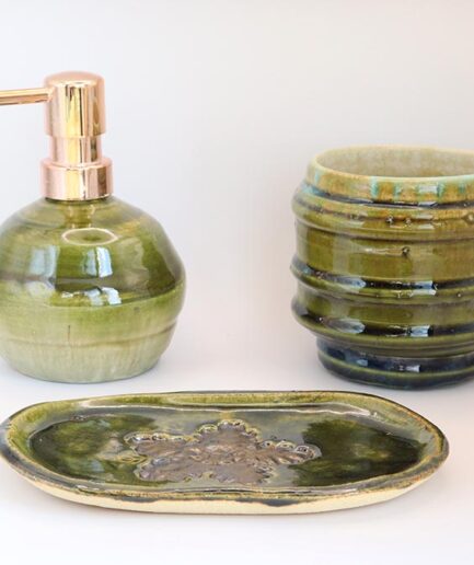 Zestaw ceramicznych akcesoriów łazienkowych – dozownik, kubek i mydelniczka, ręcznie robione, zielono-miedziana glazura