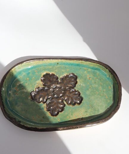 Mydelniczka – z odciśniętym liściem dębu, który dodaje charakteru i naturalnego uroku