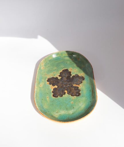 Mydelniczka – z odciśniętym liściem dębu, który dodaje charakteru i naturalnego uroku