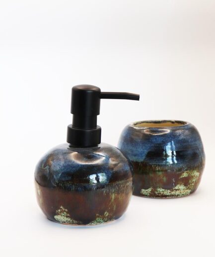 Ręcznie robiony zestaw łazienkowy "Szafirowe Jezioro" – ceramiczny dozownik na mydło i kubek na szczoteczki w odcieniach szafiru, brązu i zieleni.