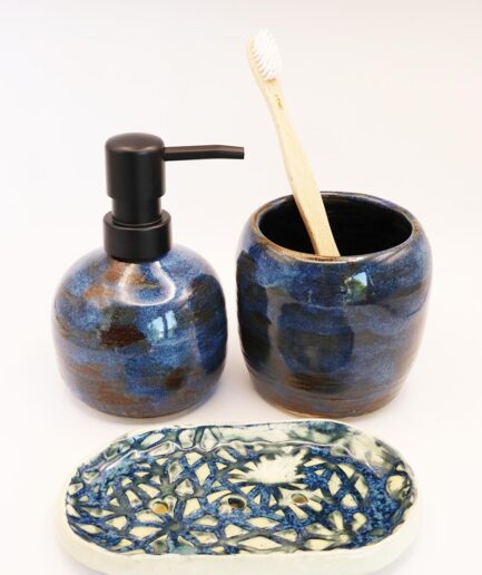 Granatowy zestaw łazienkowy z ceramiki – dozownik na mydło, kubek na szczoteczki i mydelniczka | Ręcznie robione akcesoria łazienkowe