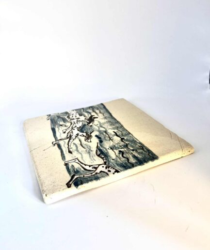 Ręcznie malowana ceramiczna płytka z motywem biegnących psów nad morzem. Każda sztuka jest unikatowa – namalowana i wypalona w mojej pracowni