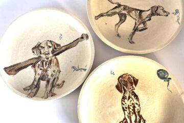 Talerzyki i płytki z pieskami – małe opowieści o radości i przyjaźni