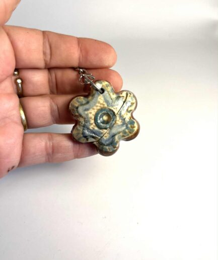 Ceramiczne breloki artystyczne – kwiatek