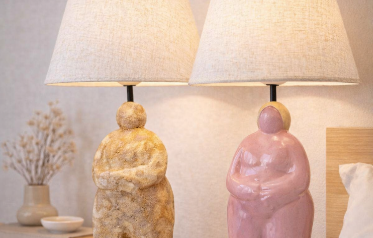 lampa stołowa kobieta z abażurem