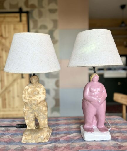 seria lamp stołowych SHE powstała z potrzeby opowiedzenia o kobiecym ciele bez wstydu, bez filtrów, bez narzuconych kanonów.