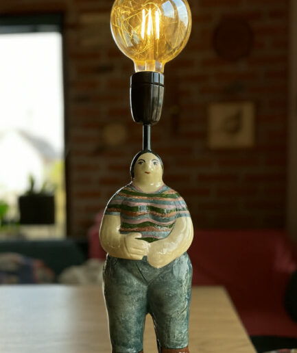 Ravenbody – lampa stołowa z kolekcji She