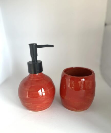 dozownik i kubek czerwony