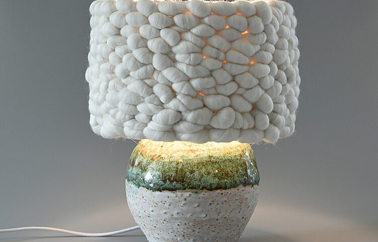 Lampa ceramiczna stołowa – ręcznie tworzona rzeźba światła